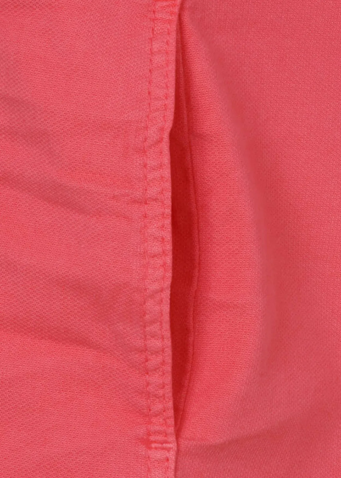 Farbige Jeansjacke mit modischem Crash-Effekt