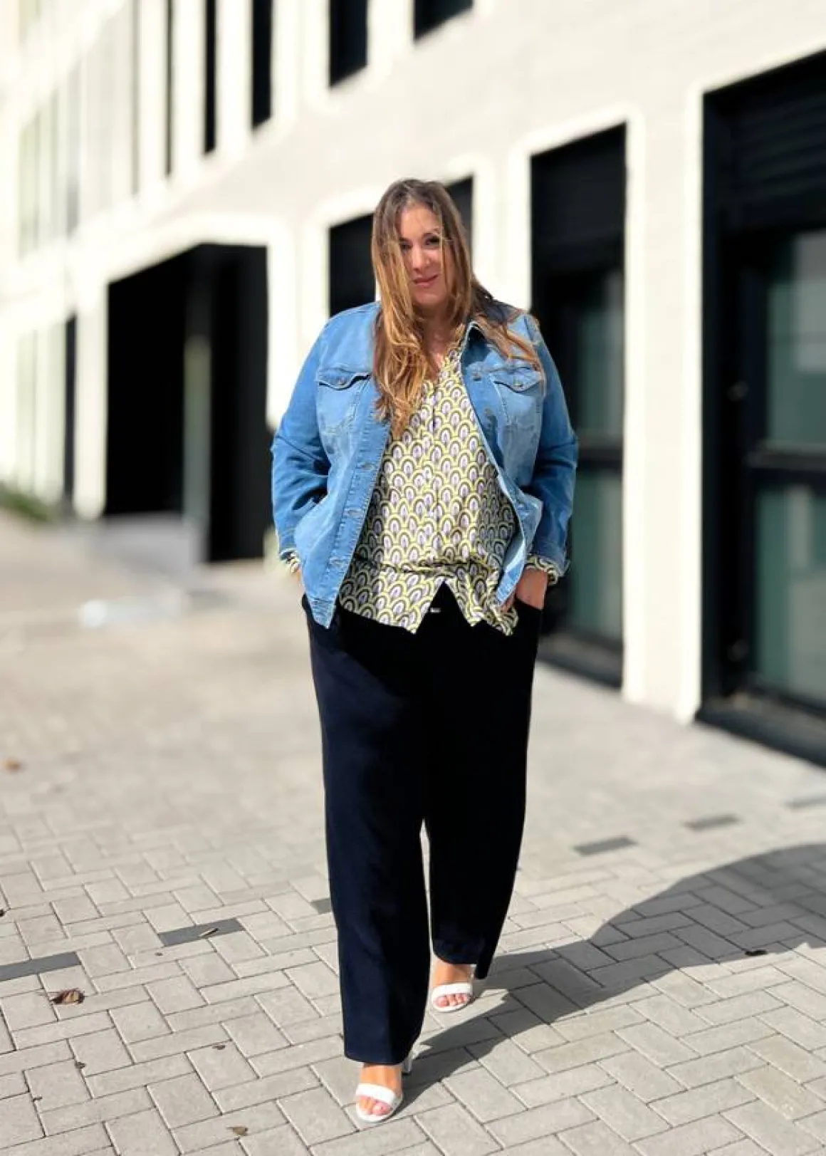 Klassische Bluse mit Allovermuster