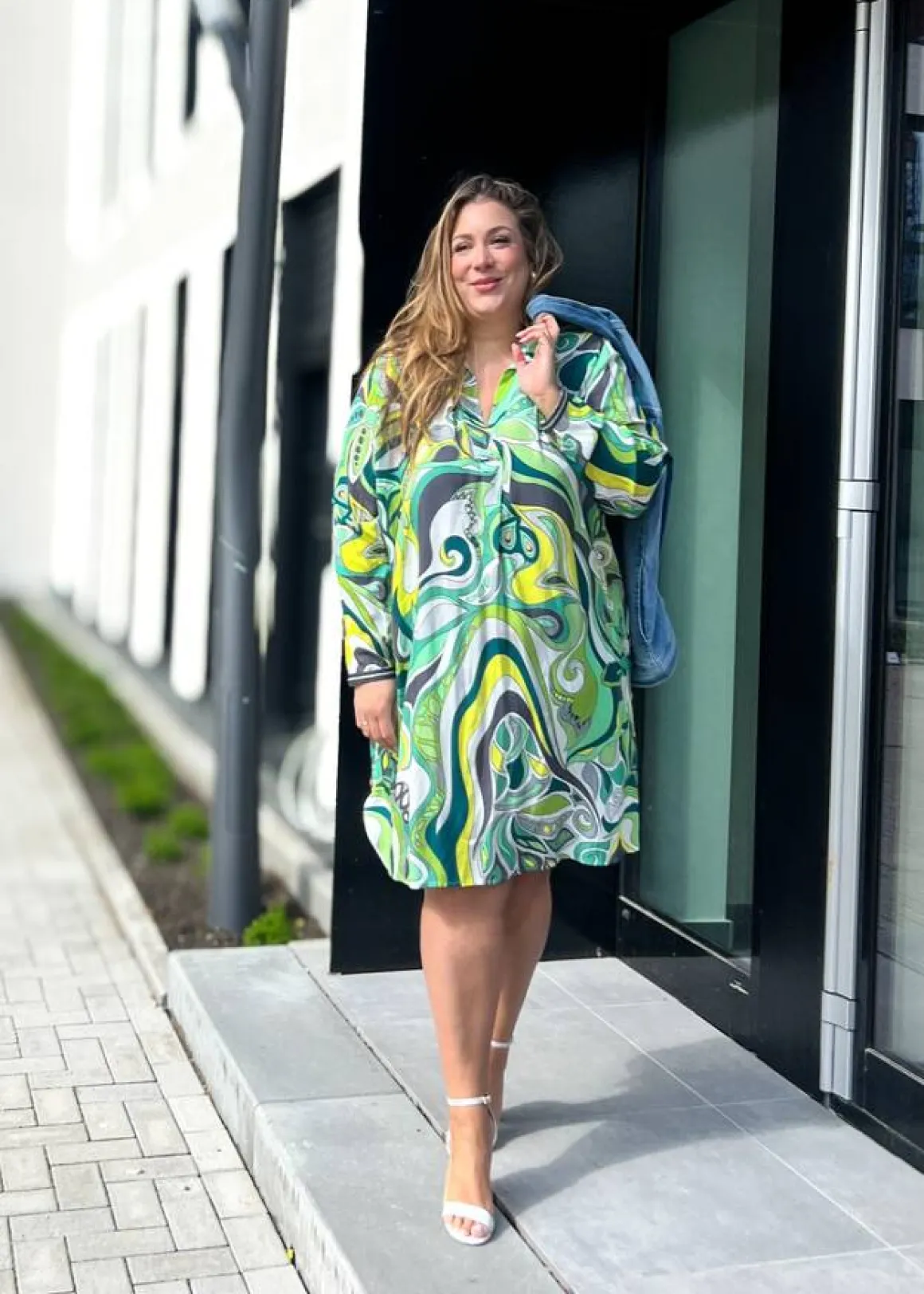 Modisches Blusenkleid mit Allovermuster