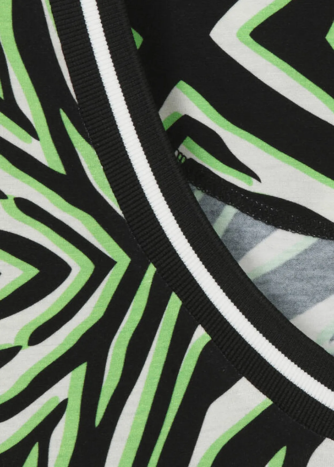 Modisches T-Shirt mit Allovermuster