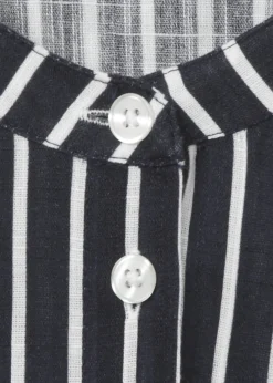 Zeitloses Baumwollkleid mit Knöpfung